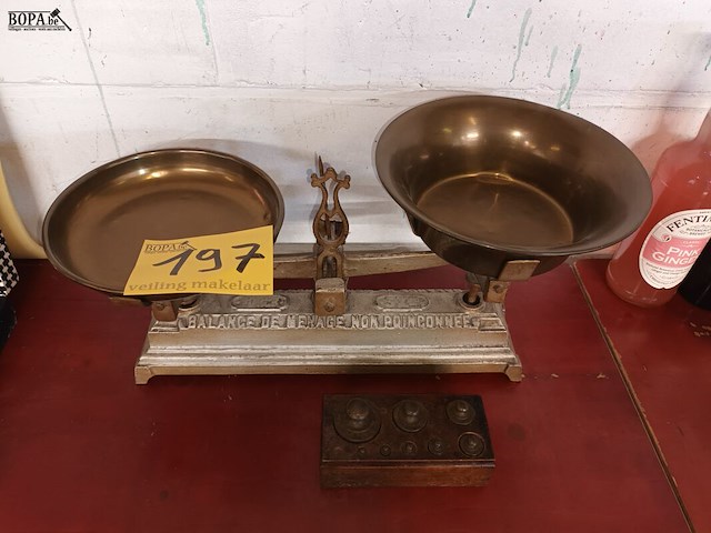 Lot 197 - antieke weegschaal en gewichten - afbeelding 1 van  4