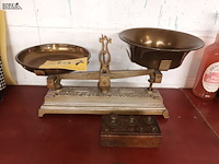 Lot 197 - antieke weegschaal en gewichten - afbeelding 2 van  4