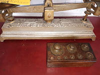 Lot 197 - antieke weegschaal en gewichten - afbeelding 3 van  4