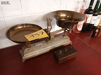 Lot 197 - antieke weegschaal en gewichten - afbeelding 4 van  4