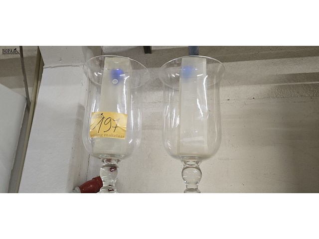 Lot 197 - glazen orkaankandelaars 2 stuks - afbeelding 1 van  3