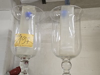 Lot 197 - glazen orkaankandelaars 2 stuks - afbeelding 1 van  3