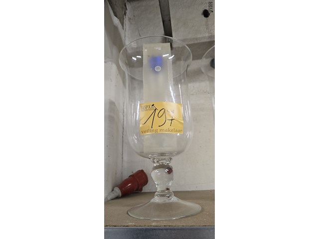 Lot 197 - glazen orkaankandelaars 2 stuks - afbeelding 2 van  3