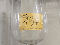 Lot 197 - glazen orkaankandelaars 2 stuks - afbeelding 2 van  3