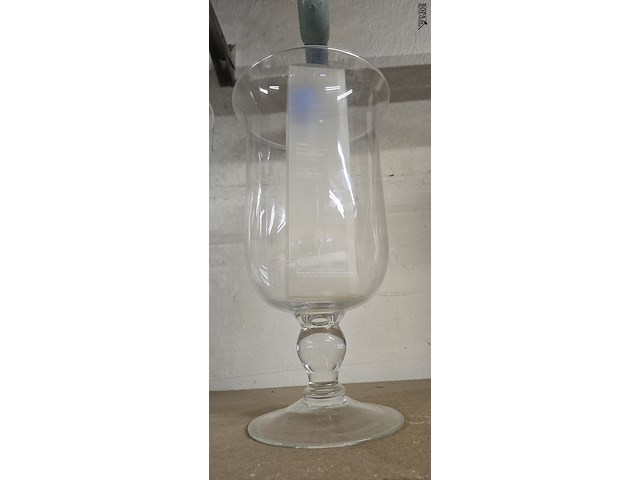 Lot 197 - glazen orkaankandelaars 2 stuks - afbeelding 3 van  3