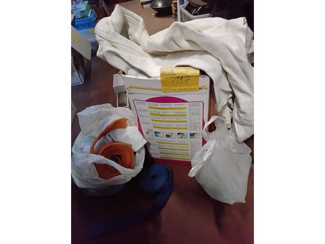 Lot 197 - judopakken 21 stuks met verschillende gordels - afbeelding 1 van  3