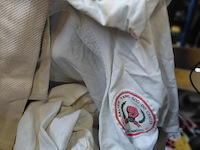 Lot 197 - judopakken 21 stuks met verschillende gordels - afbeelding 2 van  3