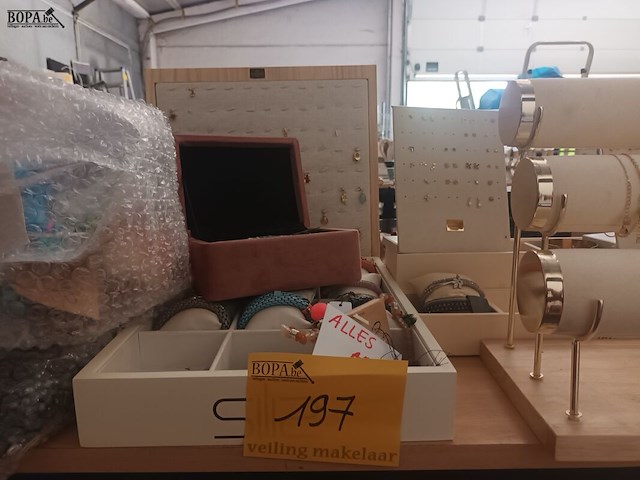 Lot 197 - juwelen en etalagemateriaal - afbeelding 1 van  7