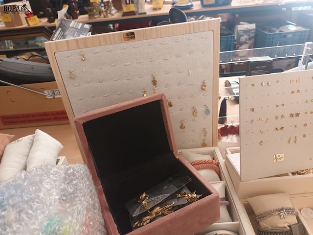 Lot 197 - juwelen en etalagemateriaal - afbeelding 5 van  7