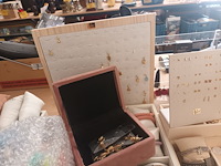 Lot 197 - juwelen en etalagemateriaal - afbeelding 5 van  7