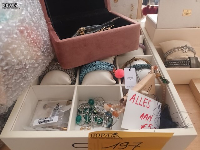 Lot 197 - juwelen en etalagemateriaal - afbeelding 6 van  7