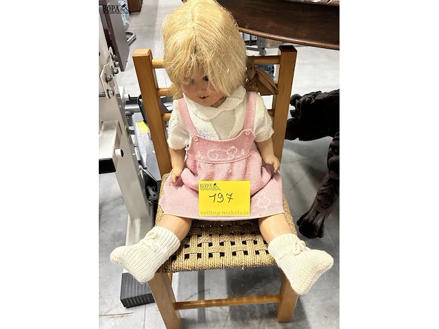 Lot 197 - kinderstoel met pop - afbeelding 1 van  1
