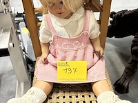 Lot 197 - kinderstoel met pop