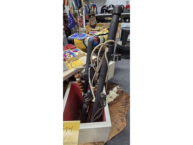 Lot 197 - politieknuppels 8 stuks - afbeelding 1 van  2