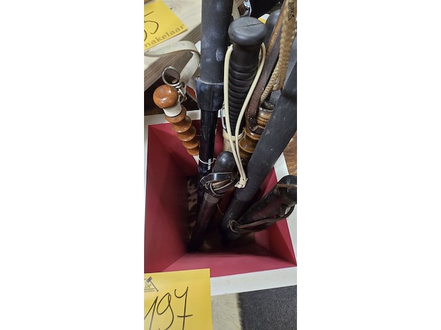 Lot 197 - politieknuppels 8 stuks - afbeelding 2 van  2