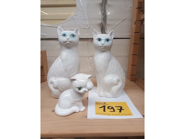 Lot 197 - porseleinen katten. 3 stuks - afbeelding 1 van  4