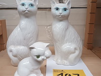 Lot 197 - porseleinen katten. 3 stuks - afbeelding 1 van  4