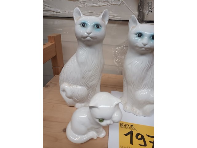 Lot 197 - porseleinen katten. 3 stuks - afbeelding 3 van  4