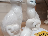 Lot 197 - porseleinen katten. 3 stuks - afbeelding 4 van  4