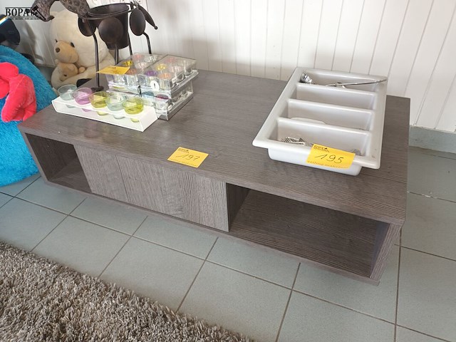 Lot 197 - tv meubel - afbeelding 1 van  2