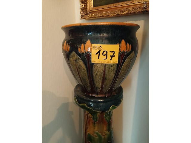 Lot 197 - vlaams aardewerk bloempot op staander - afbeelding 2 van  6