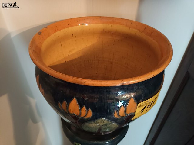 Lot 197 - vlaams aardewerk bloempot op staander - afbeelding 5 van  6