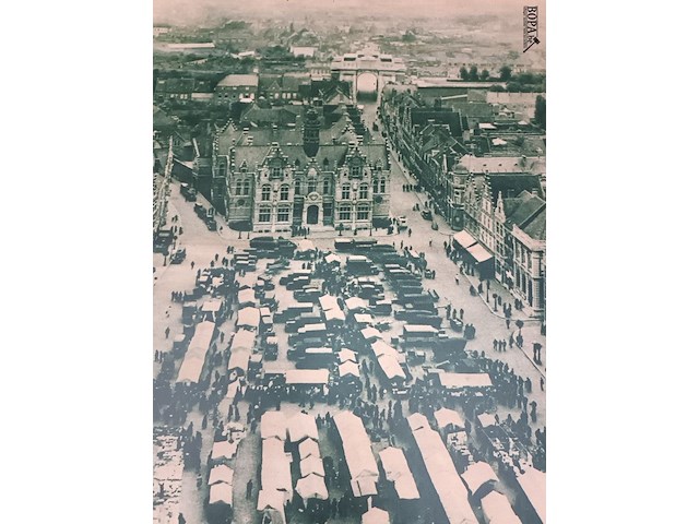 Lot 198 - canvas oude foto markt ieper - afbeelding 2 van  2