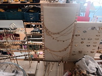 Lot 198 - juwelen en etalagemateriaal - afbeelding 4 van  7