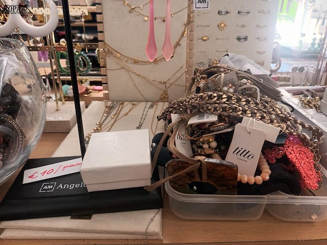 Lot 198 - juwelen en etalagemateriaal - afbeelding 5 van  7