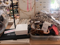 Lot 198 - juwelen en etalagemateriaal - afbeelding 5 van  7