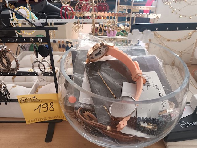 Lot 198 - juwelen en etalagemateriaal - afbeelding 6 van  7