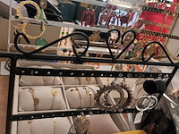 Lot 198 - juwelen en etalagemateriaal - afbeelding 7 van  7