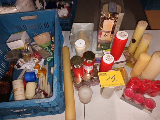 Lot 198 - kaarsen - afbeelding 1 van  4