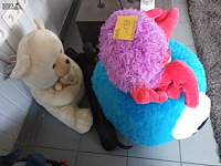 Lot 198 - knuffeldieren en deurhond. 4 stuks - afbeelding 5 van  5