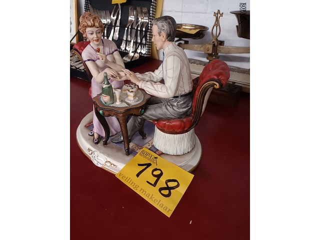 Lot 198 - porseleinen beeld capodimonte - afbeelding 2 van  7