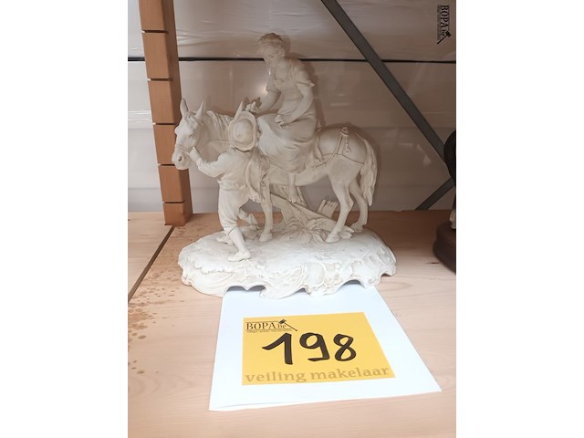 Lot 198 - porseleinen paard met 2 mensen - afbeelding 1 van  4