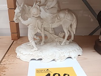 Lot 198 - porseleinen paard met 2 mensen - afbeelding 1 van  4