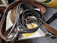 Lot 198 - riemen 4 stuks - afbeelding 1 van  3