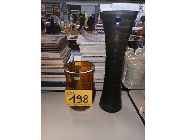 Lot 198 - siervaas in glas. 2 stuks - afbeelding 1 van  3