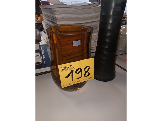 Lot 198 - siervaas in glas. 2 stuks - afbeelding 2 van  3