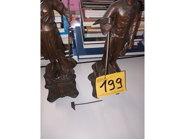 Lot 199 - beelden in zamac. 2 stuks - afbeelding 4 van  4