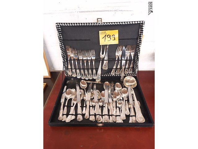 Lot 199 - bestekkoffer met verzilverd bestek - afbeelding 1 van  4