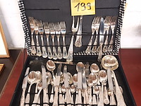 Lot 199 - bestekkoffer met verzilverd bestek - afbeelding 1 van  4