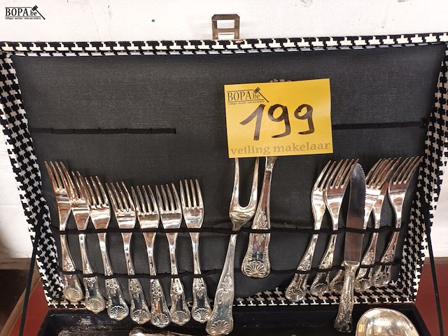 Lot 199 - bestekkoffer met verzilverd bestek - afbeelding 2 van  4