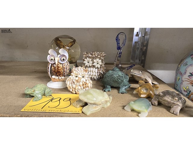 Lot 199 - dierenfiguurtjes in diverse materies ong 12 stuks - afbeelding 1 van  4