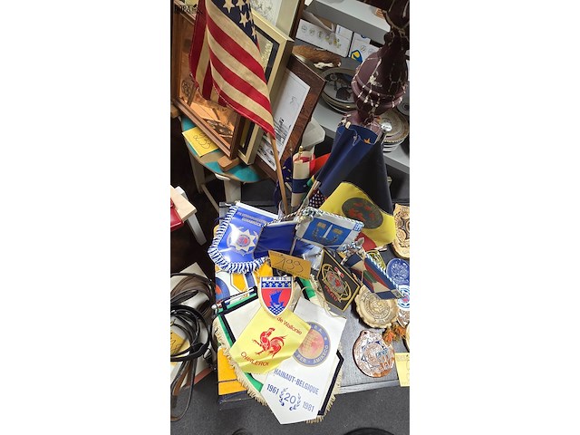 Lot 199 - diverse politie vlaggen ong 20 stuks - afbeelding 1 van  6