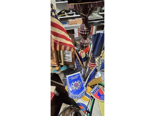 Lot 199 - diverse politie vlaggen ong 20 stuks - afbeelding 2 van  6