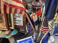 Lot 199 - diverse politie vlaggen ong 20 stuks - afbeelding 2 van  6