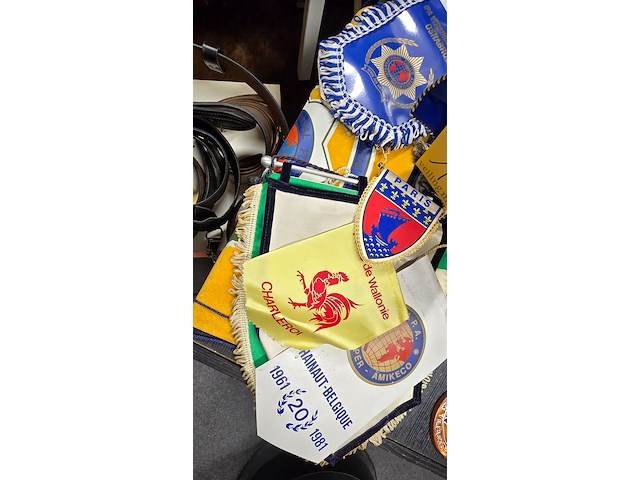 Lot 199 - diverse politie vlaggen ong 20 stuks - afbeelding 4 van  6