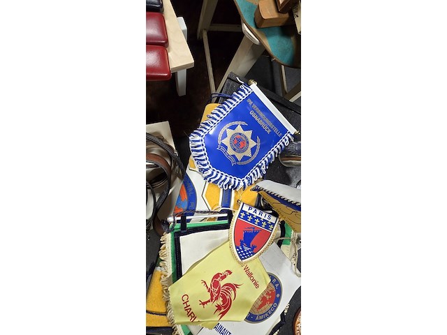 Lot 199 - diverse politie vlaggen ong 20 stuks - afbeelding 5 van  6